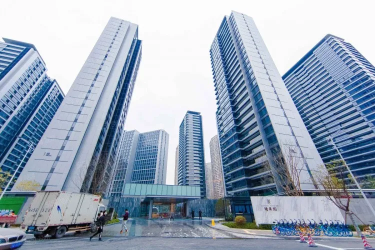 Hot Compound: One Central Mansion